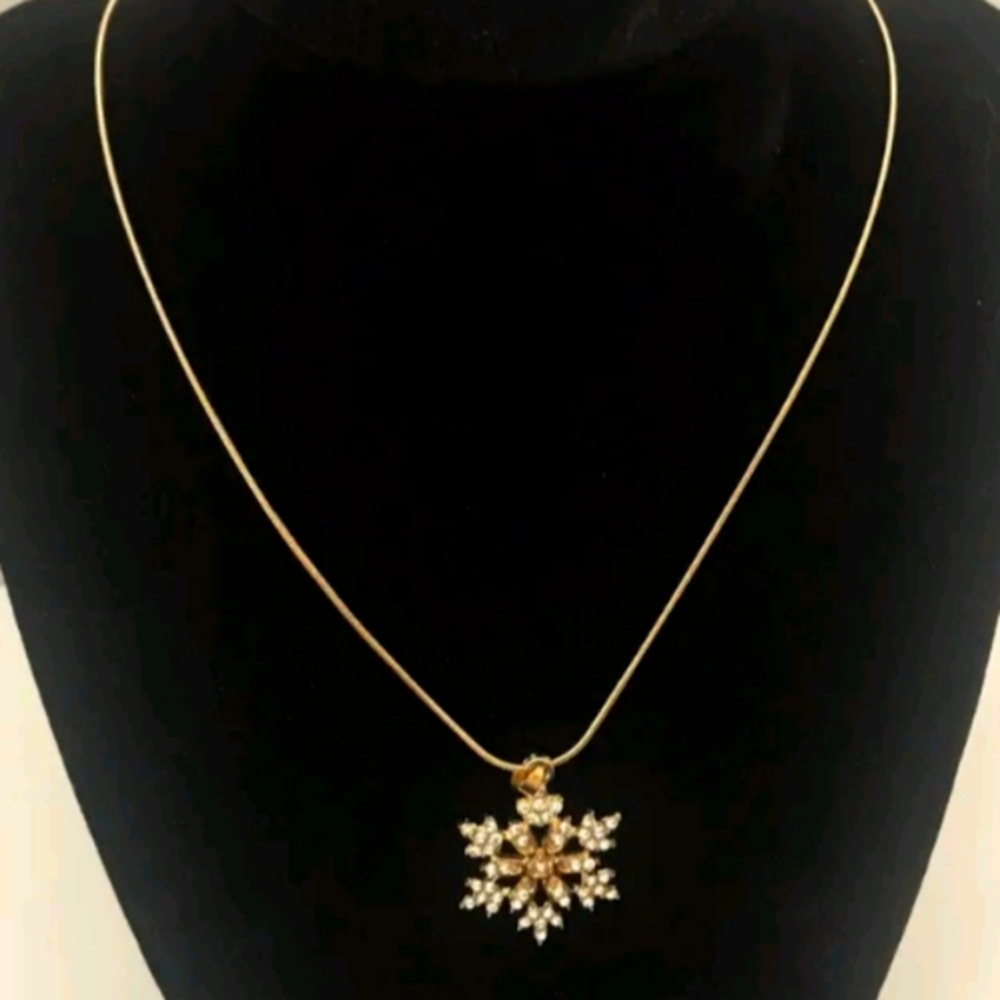 New goldtone snowflake necklace 18"